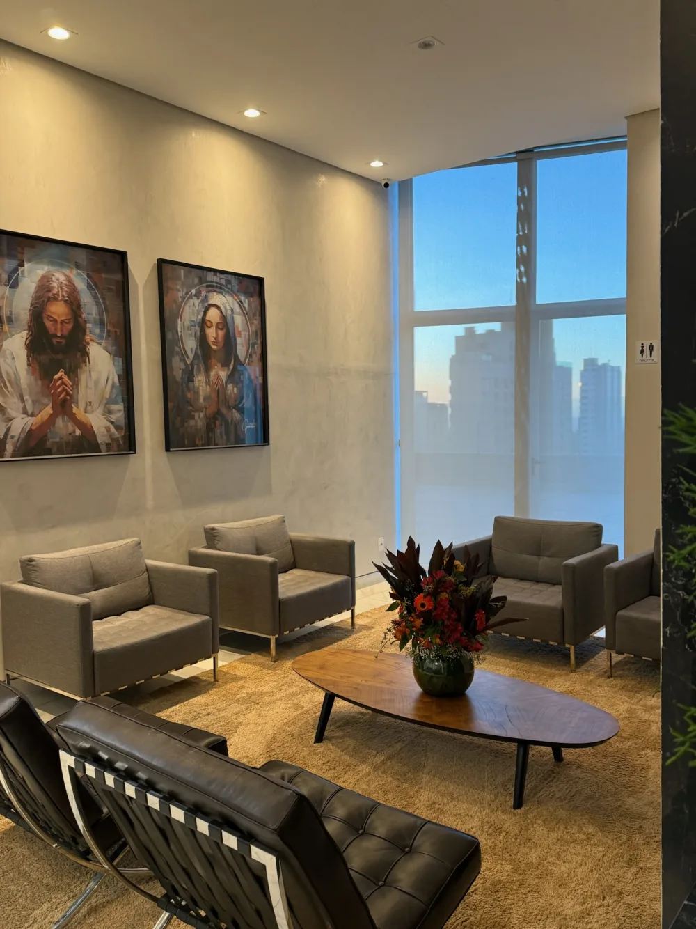 Sala de espera da Clínica AngioGold, com poltronas e vista para a janela.