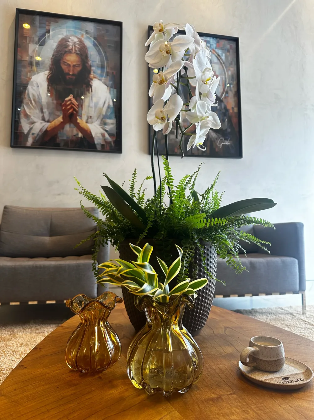 Mesa de centro com orquídeas no espaço de convivência da Clínica AngioGold.