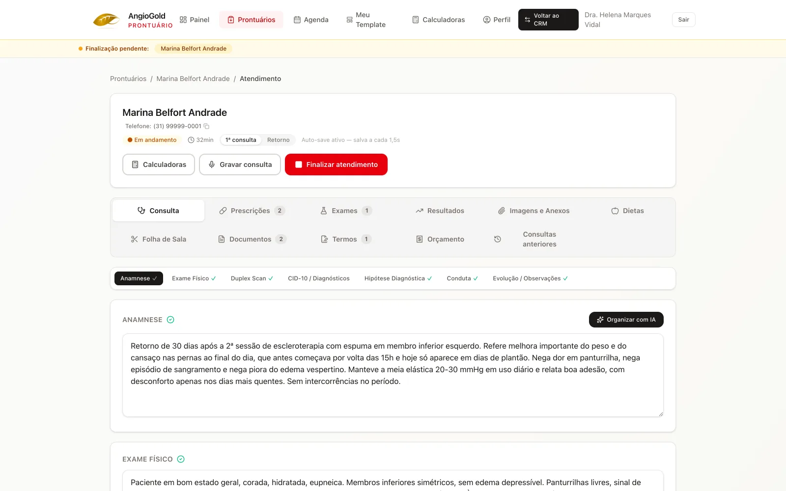 Tela do atendimento no prontuário do CRM AngioGold: cabeçalho da paciente, as abas do atendimento e o campo de anamnese preenchido.